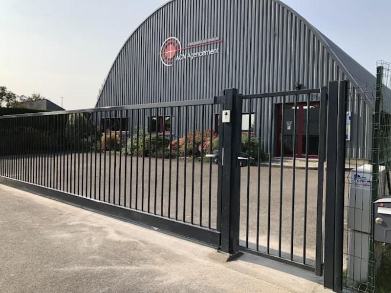 Intérieur de style Chareau, design moderne, inspiration pour un espace élégant et fonctionnel